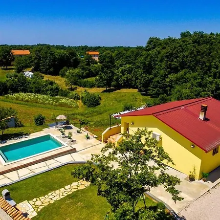 Sunny Yellow House With A Pool Casa vacanze Štokovci