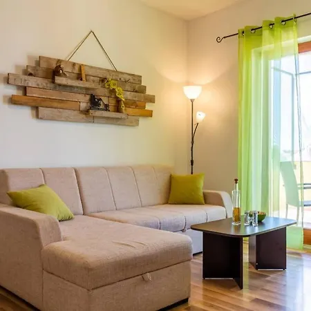 Sunny Yellow House With A Pool Casa vacanze *