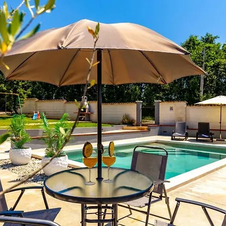 Sunny Yellow House With A Pool Hébergement de vacances