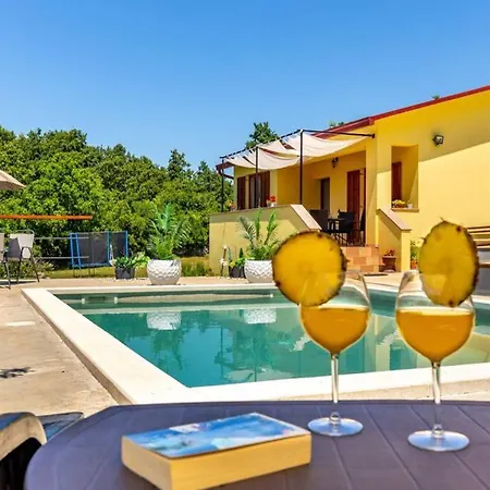 Hébergement de vacances Sunny Yellow House With A Pool *