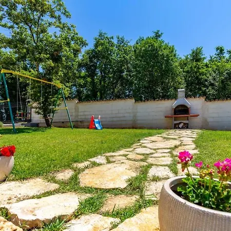 Sunny Yellow House With A Pool Štokovci