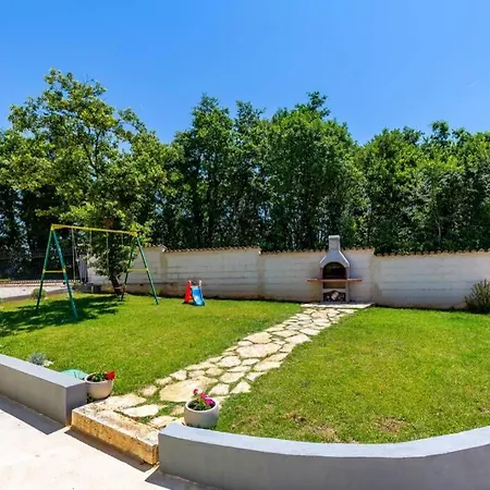 Casa vacanze Sunny Yellow House With A Pool Štokovci