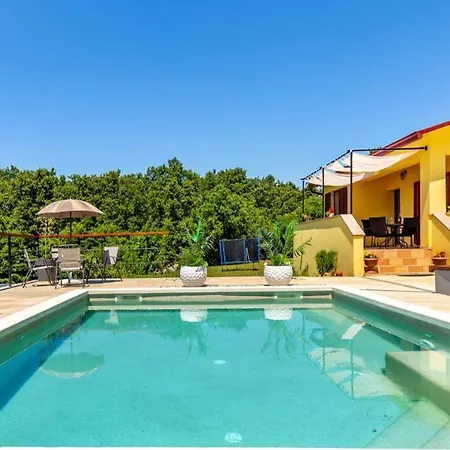 Sunny Yellow House With A Pool Casa vacanze Štokovci